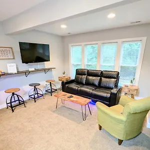 Holiday home Modern Comforts, Classic Charm: Neighborhood Gem, Richmond